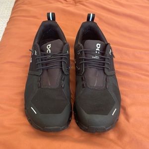 EUC oncloud water resistant sneakers